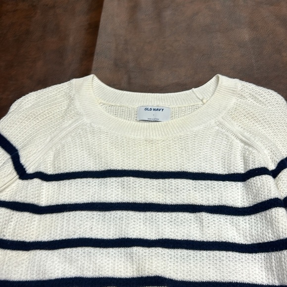 Size large sweater from old navy - Picture 3 of 3